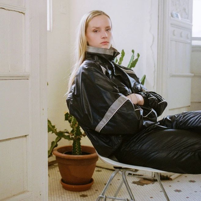 🎶📊 David Byrne, Overmono, Blondshell & John Glacier, De La Soul & Q-Tip & Yummy Bingham, Charlotte Day Wilson. Pět novinek...